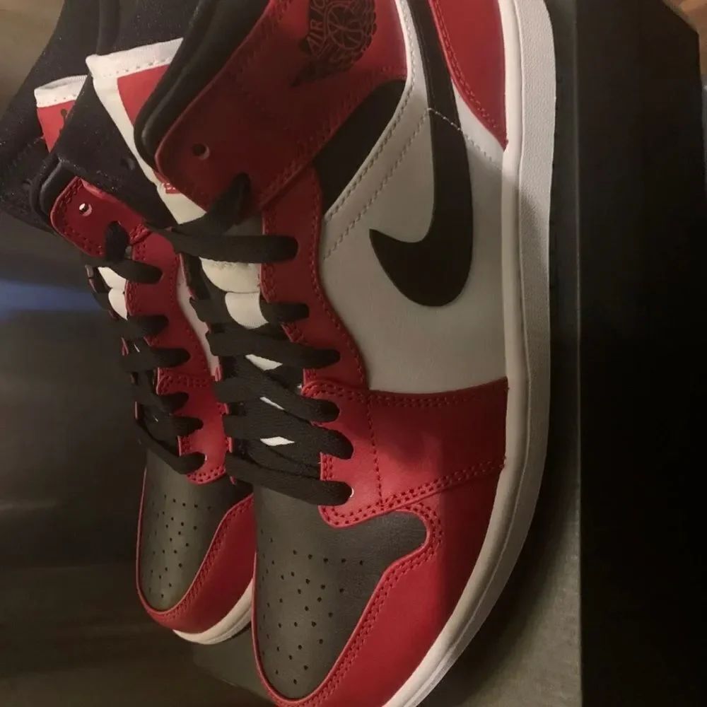 Nike Air Jordan 1 Mid Mens Chicago Black Toe Size  8.5 Gs  Red 554725-069